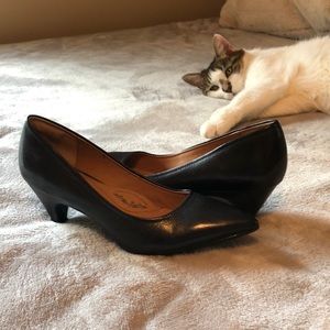 Black smooth grain leather sofft pump